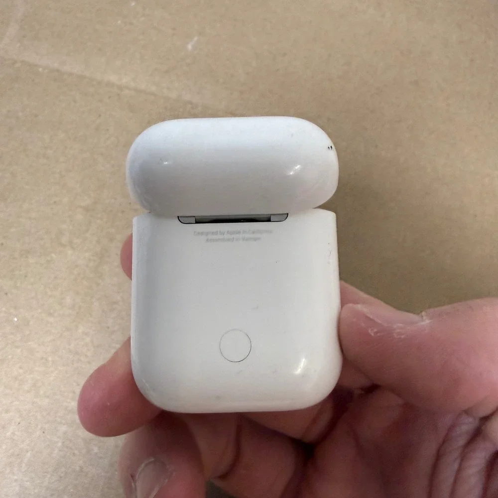 Apple AirPods Charging‎ Case Unisex OS White Fair A1602 Genuine Replacement